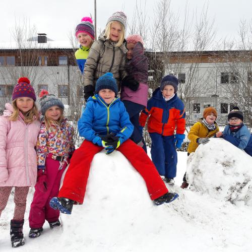 Kinder mit großen Schneekugeln