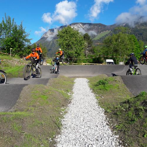 Kinder auf dem Fahrrad in der Wellenbahn