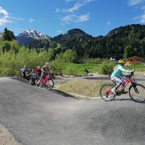 Kinder mit dem Fahrrad in der Wellenbahn