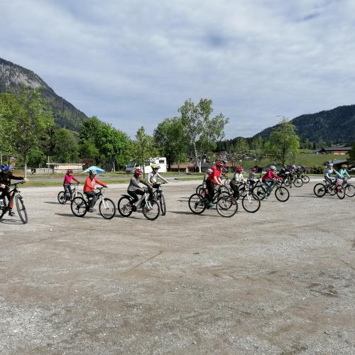 Kinder versuchen, möglichst langsam auf dem Fahrrad zu fahren