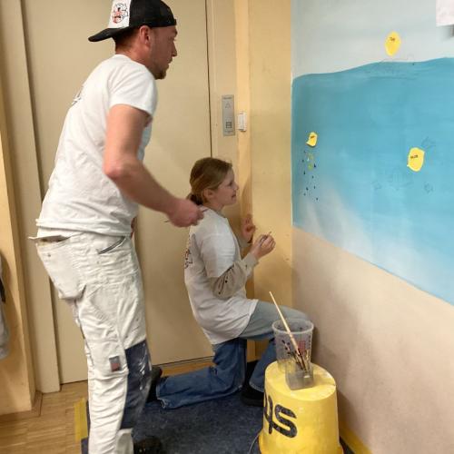 Malprojekt der Firma Eder mit der 4. Klasse in Söll