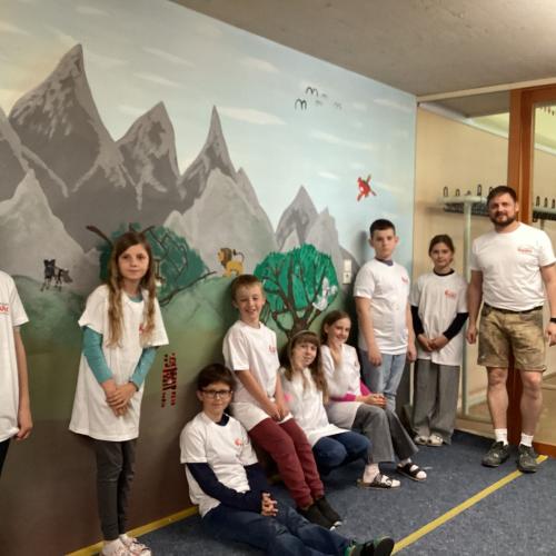 Malprojekt der Firma Eder mit der 4. Klasse in Söll