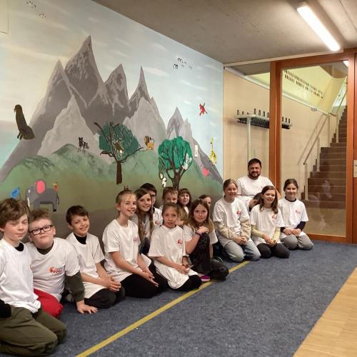 Malprojekt der Firma Eder mit der 4. Klasse in Söll