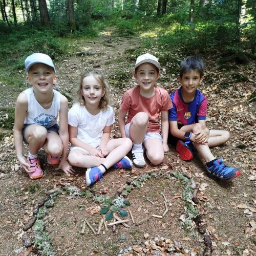 Kinder im Wald