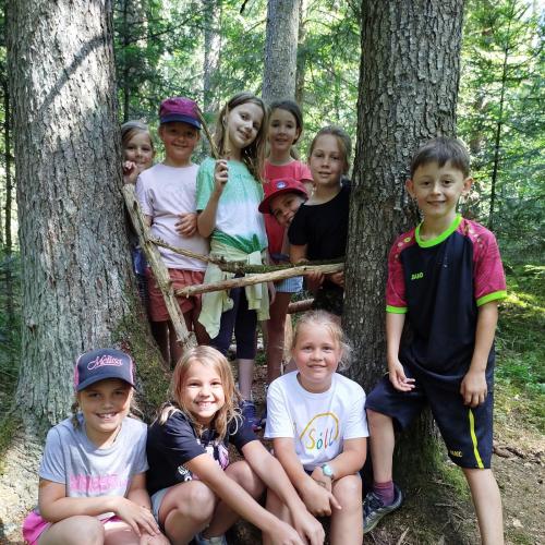 Kinder im Wald 