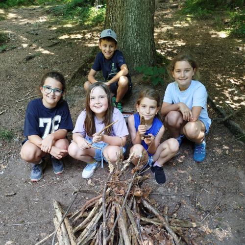 Kinder im Wald 