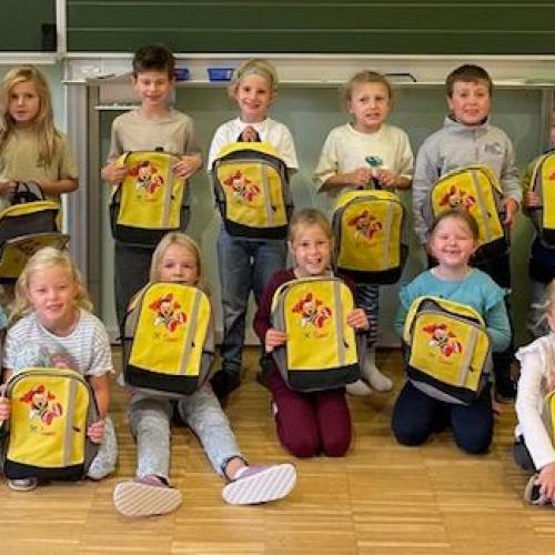 1a Klassenfoto mit Sumsirucksack