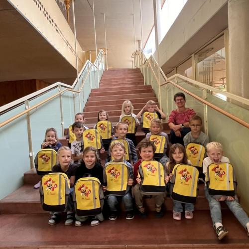 1 Klassenfoto mit Sumsirucksack