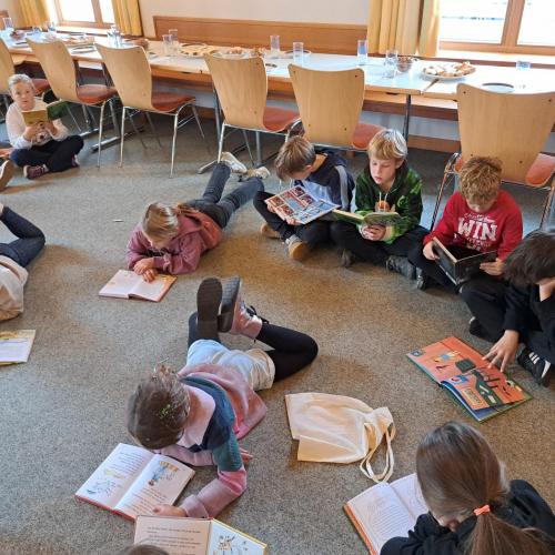 © VS Söll | Bildquelle: VS Söll | Urheber:in: Christine Lidicky beim Lesen auf dem Boden