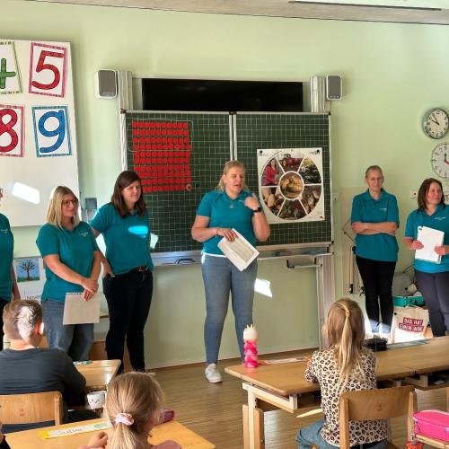 Bäuerinnen beim Erklären