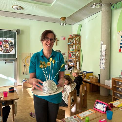 Monika mit gesunden Lutschern