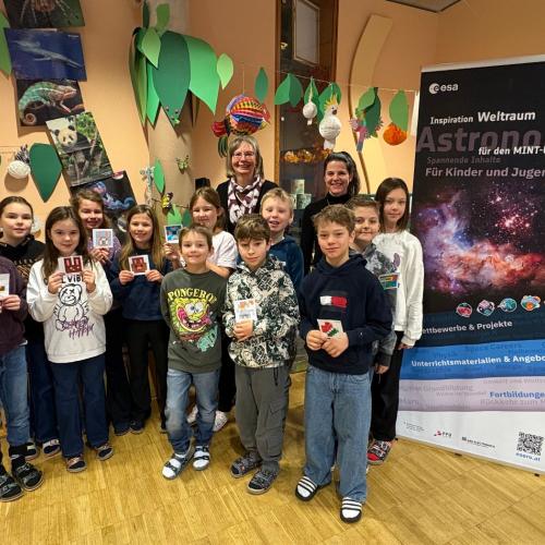 Klasse 4c neben dem ESA-Banner