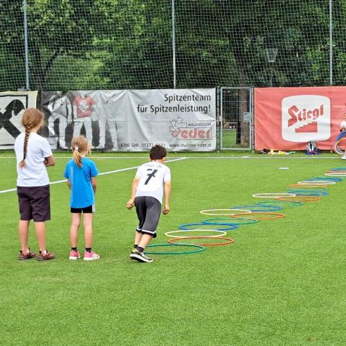 Kinder vor einer Reihe von Reifen