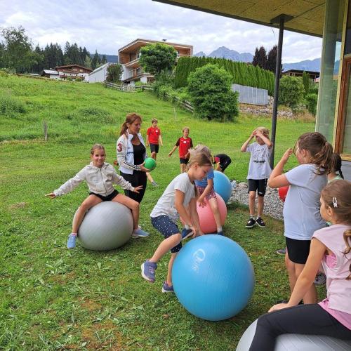 Kinder auf großen Bällen