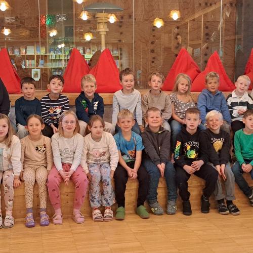 Klasse 1b in der Bibliothek