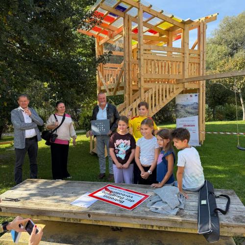 Kinder betrachten ein liegendes Baustellenschild