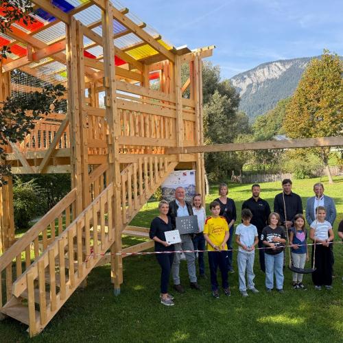 Kinder zerschneiden ein Band