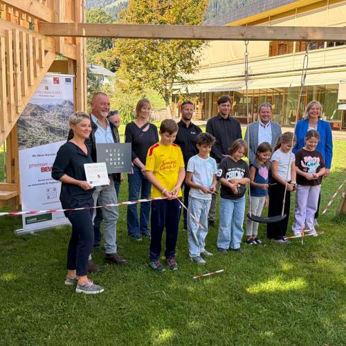 Kinder haben das Eröffnungsband zerschnitten