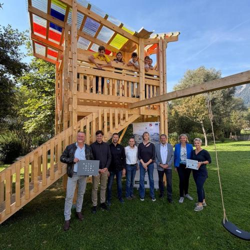 Kinder schauen vom Turm auf die Erwachsenen herunter