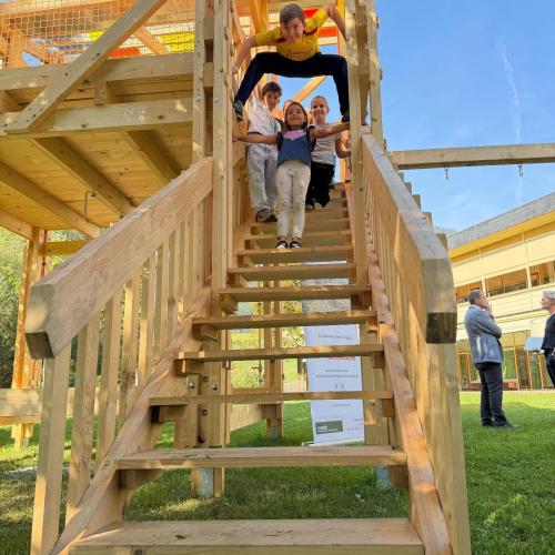 Kinder bei der Holztreppe
