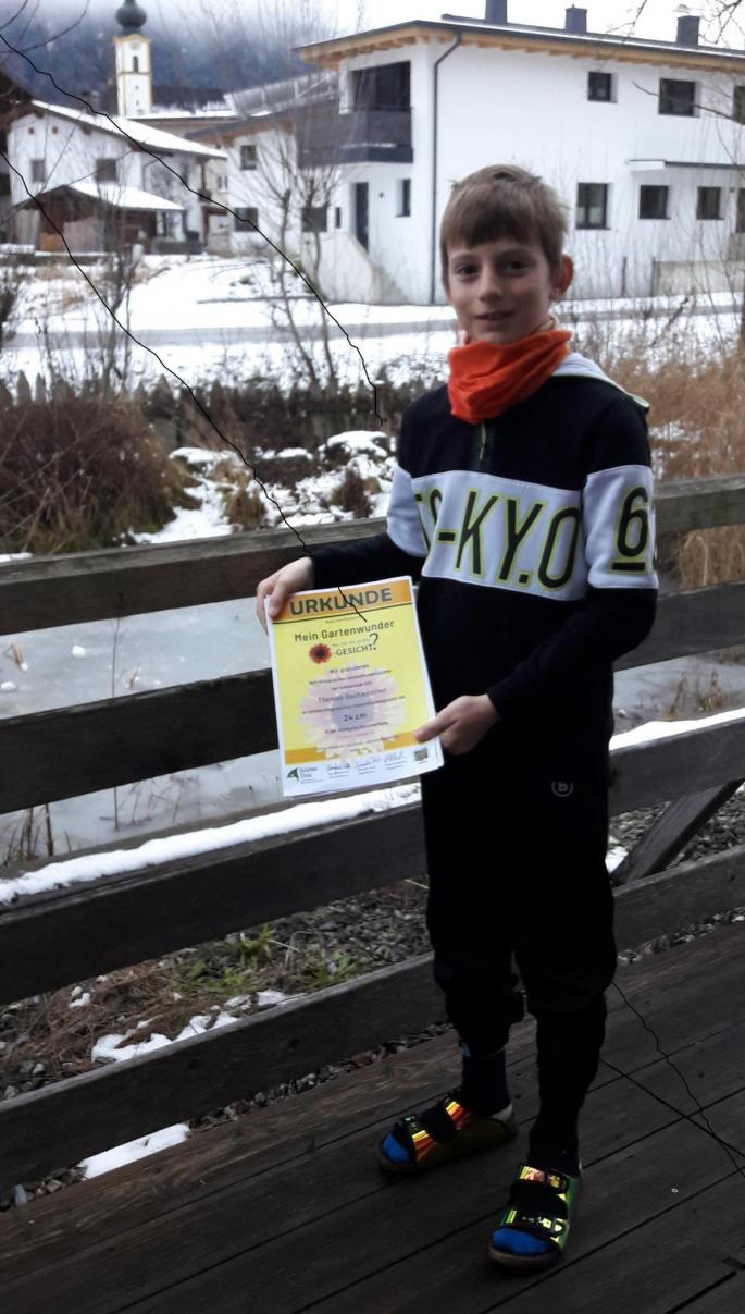 © VS Söll Thomas präsentiert seine Urkunde