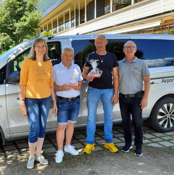 Schulbuslenker mit Chef und Direktorin