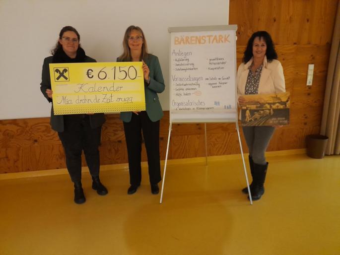 © Tiroler Kinder und Jugend GmbH drei Personen bei der Scheckübergabe
