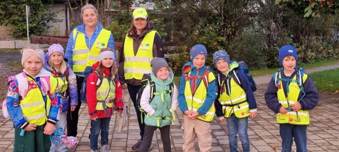 © Nadine Spilman | Bildquelle: Nadine Spilman | Urheber:in: Nadine Spilman eine Gruppe Kinder und Erwachsene, mit Warnwesten bekleidet