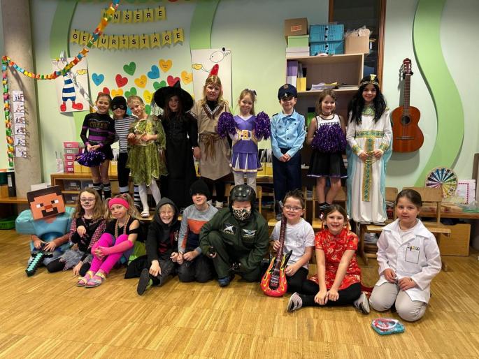 eine Klasse verkleideter Kinder