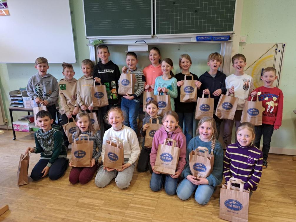 Klasse 3a vor der Tafel mit Tirol-Milch-Sackerln