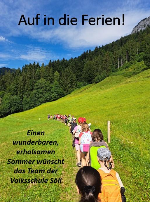 Kinder wandern auf der Wiese.