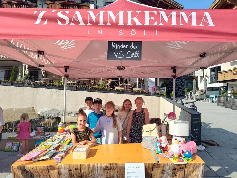 Stand 4b-Flohmarkt beim Z'Sammkemma Söll mit ein paar verantwortlichen Kindern