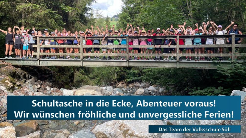 Kinder von 4a, 4b und 4c mit Lehrerinnen auf einer Brücke
