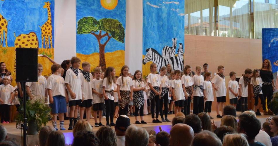 Kinder stehen auf der Bühne