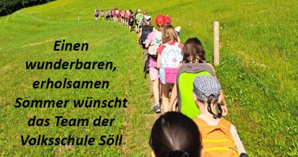 Kinder wandern auf der Wiese.