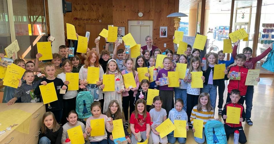 strahlende Kinder nach der Preisverteilung