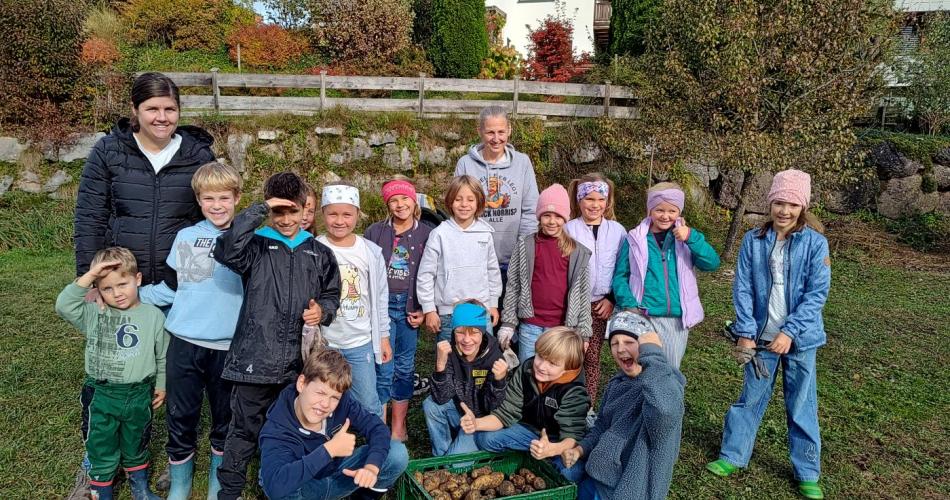 Kartoffelernte mit Bäuerinnen
