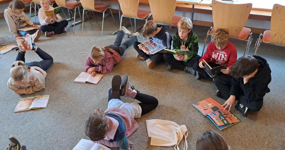 beim Lesen auf dem Boden