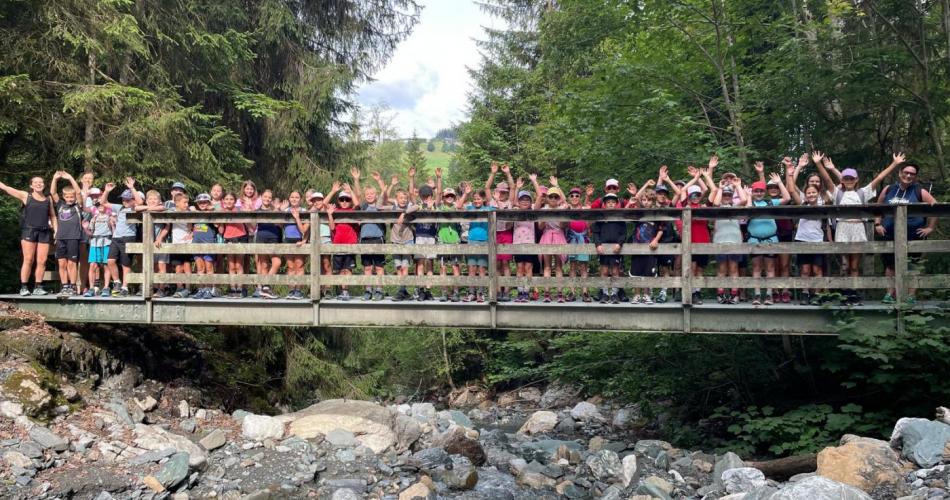 Kinder von 4a, 4b und 4c mit Lehrerinnen auf einer Brücke